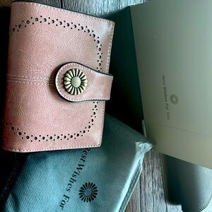 Pink daisy wallet